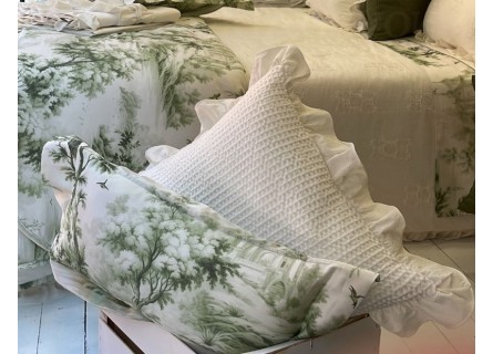 Cojín de satén con estampado toile en color verde o beige. NE HOME calidad premium en textiles.