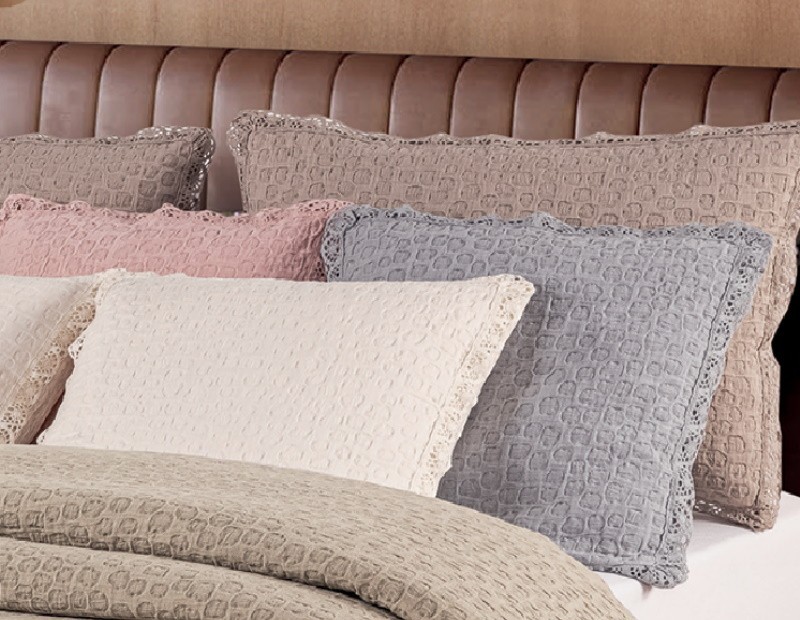 Funda de cojín con puntilla bordado y tejido de gran calidad. NE HOME