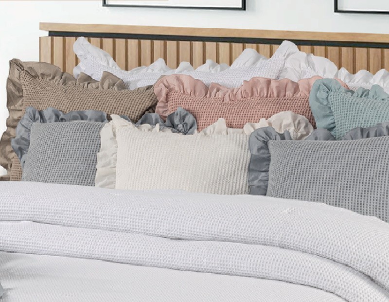 Funda de cojín con volante y tejido de gran calidad de estilo gofrado. NE HOME