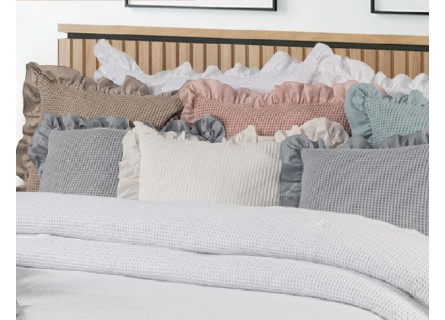 Funda de cojín con volante y tejido de gran calidad de estilo gofrado. NE HOME