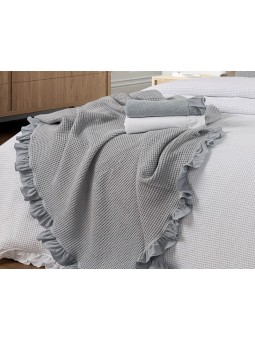 Manta plaid para pie de cama o sofá con volante y tejido de gran calidad de estilo gofrado. NE HOME