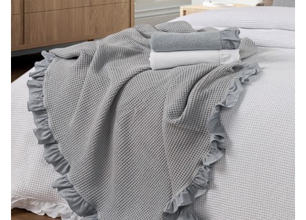 Manta plaid para pie de cama o sofá con volante y tejido de gran calidad de estilo gofrado. NE HOME