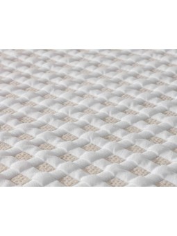 Detalle de textura efecto gofre en colcha beige reversible – KAY – Manterol