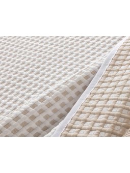 Colcha reversible KAY beige en dormitorio natural – Manterol