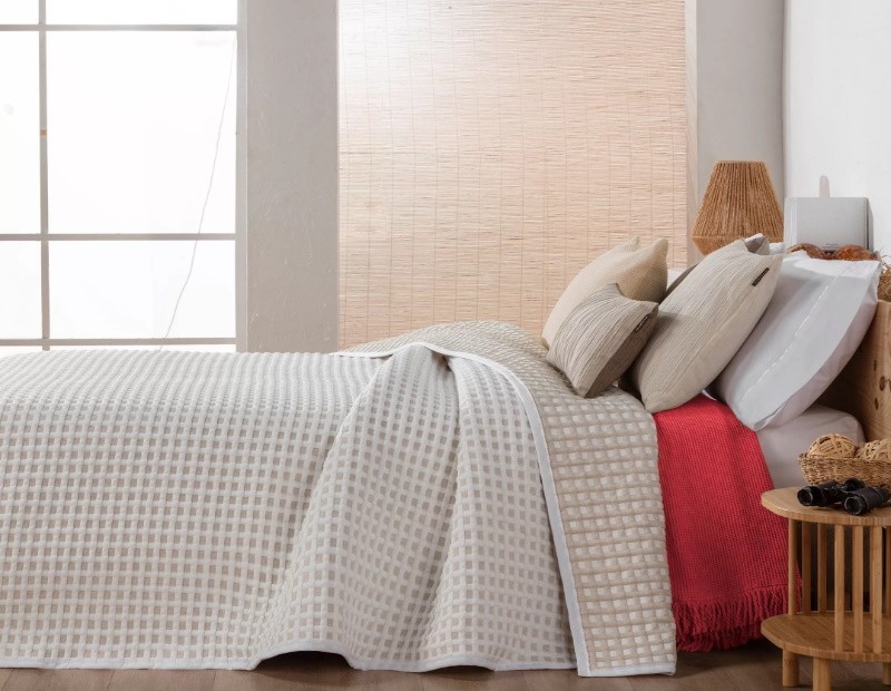 Colcha beige reversible con diseño gofre – modelo KAY – Manterol