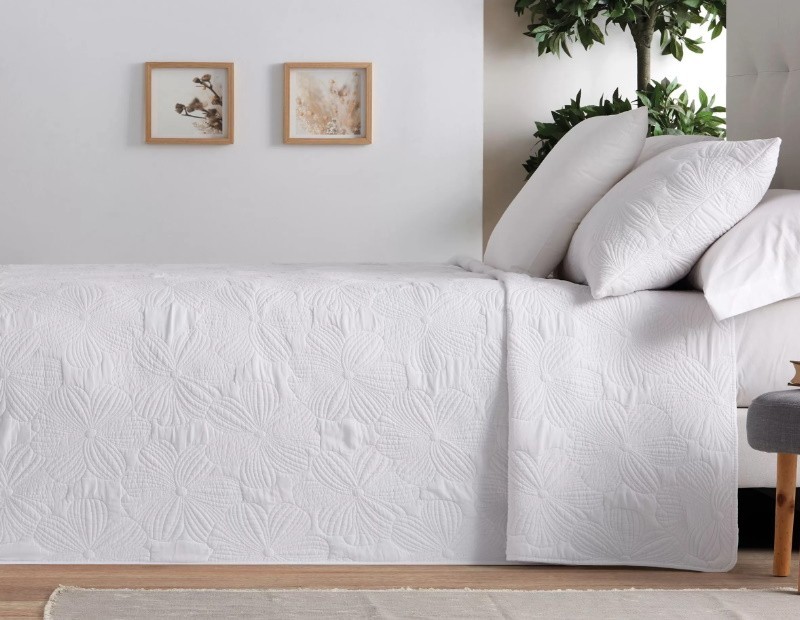Colcha bouti blanca con relieve floral – modelo Margot – Manterol