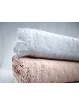 Detalle de colcha blanca acolchada con puntilla Vero