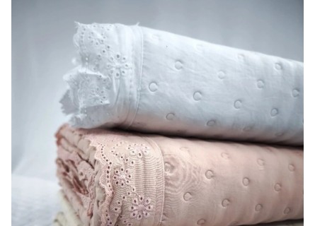 Detalle de colcha blanca acolchada con puntilla Vero