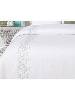 Detalle del bordado en color verde sobre el tejido blanco de algodón percal 200 hilos.