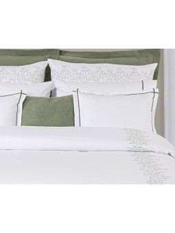 Vista frontal de los cojines coordinados y el diseño limpio de la funda nórdica Nickky.