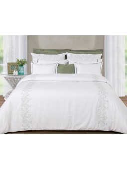 Conjunto completo de cama Nickky con funda nórdica blanca y bordado verde, estilo sereno y natural.