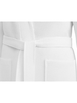 Albornoz blanco con textura gofrada – NE Home – detalle de tejido