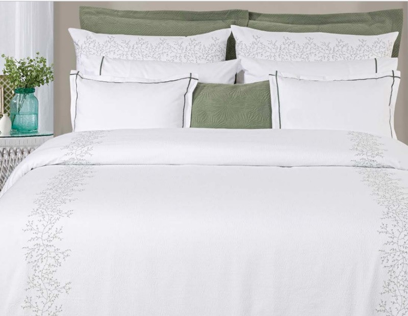 Conjunto completo de cama Nickky con funda nórdica blanca y bordado verde, estilo sereno y natural.