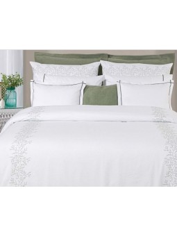 Conjunto completo de cama Nickky con funda nórdica blanca y bordado verde, estilo sereno y natural.