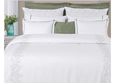 Conjunto completo de cama Nickky con funda nórdica blanca y bordado verde, estilo sereno y natural.