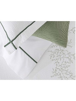 Detalle de conjunto de Nickky con funda nórdica, almohadones y cojines.