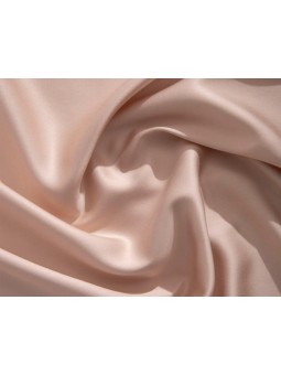Detalle del tejido suave y sedoso – color beige
