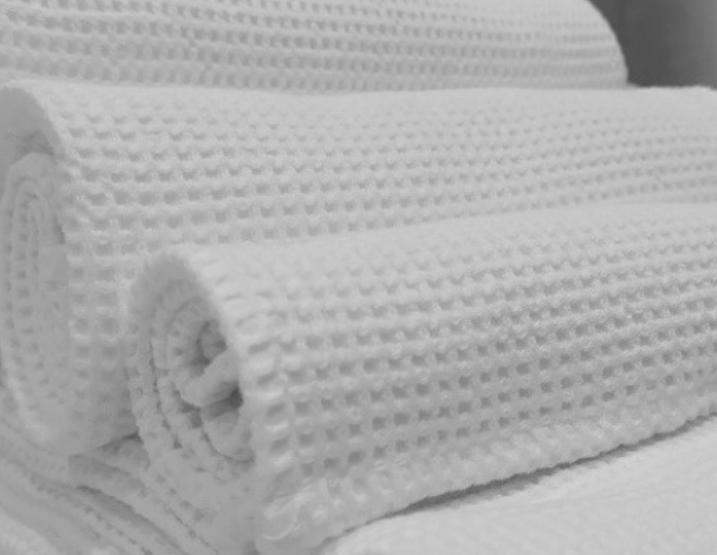 Toallas nido de abeja algodón blancas enrolladas – detalle del tejido waffle