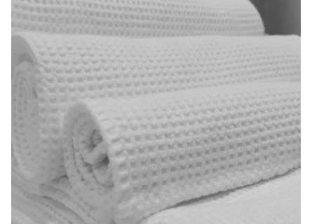 Toallas nido de abeja algodón blancas enrolladas – detalle del tejido waffle