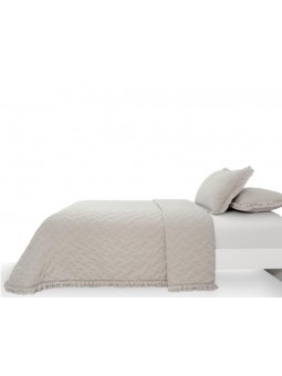 Vista lateral de la colcha Zoe en color beige con topitos y volante