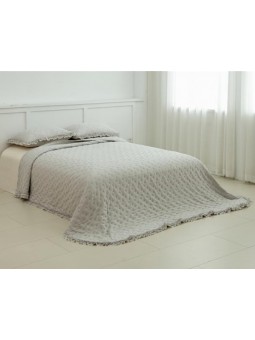 Vista frontal de la colcha Zoe en color beige con topitos y volante