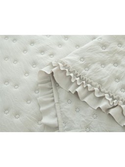 Detalle del tejido lavado a la piedra, textura acolchada y caída suave