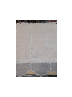 Detalle frontal del visillo York en color gris con calado y bajo festoneado