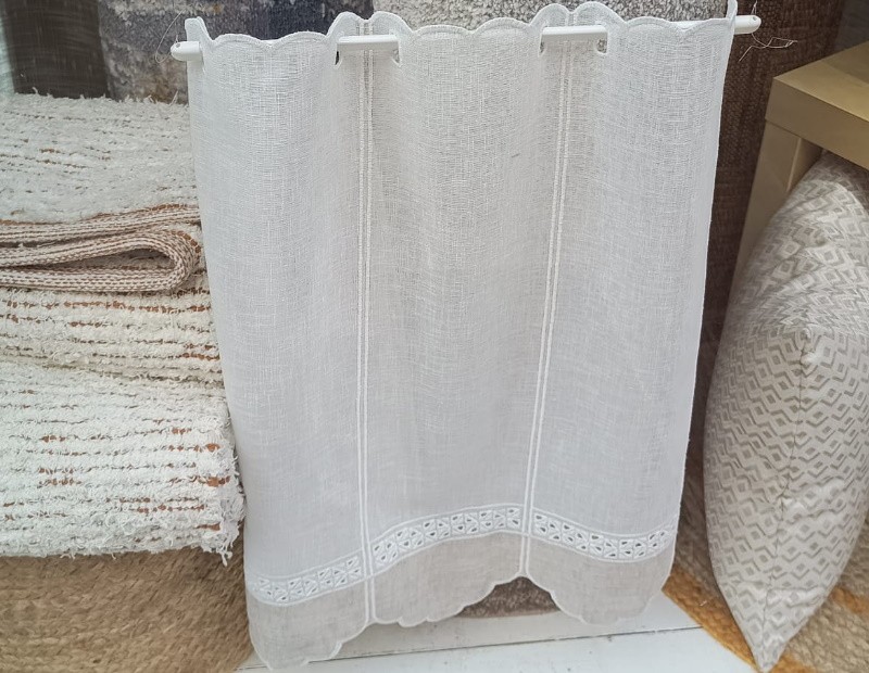 Visillo York en color beige expuesto en barra