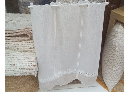 Visillo York en color beige expuesto en barra