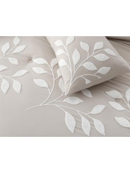 Detalle del bordado en relieve en el tejido exterior