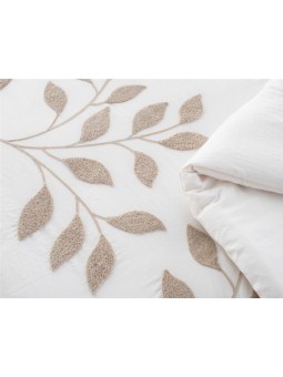 Detalle del bordado de ramas en relieve de la colcha Néstor natural