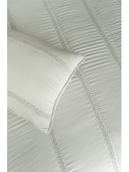 Edredón gris claro con bordado fruncido junto con funda de cojín encima