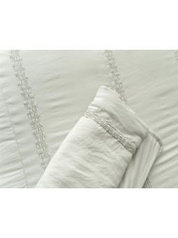 Detalle del bordado fruncido tono sobre tono.