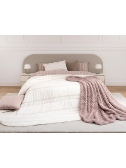 Edredón gris claro con bordado Tafel en composición de cama con accesorios de manta y cojines. Imagen original