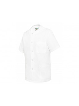 Casaca para personal sanitario en color blanco con cuello redondo y botones.