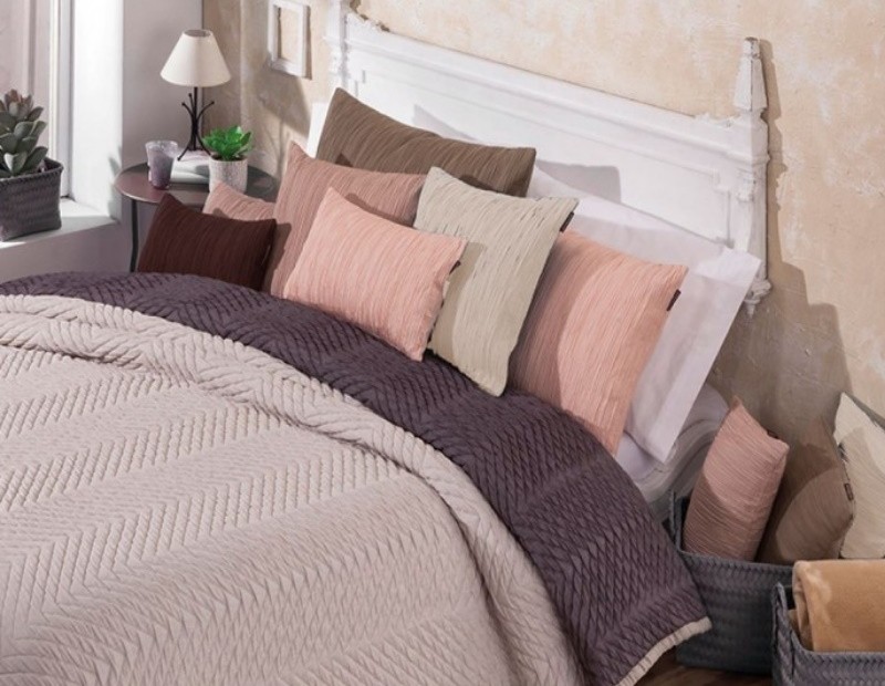 Colcha de jacquard gama alta de Manterol en liso y color beige.