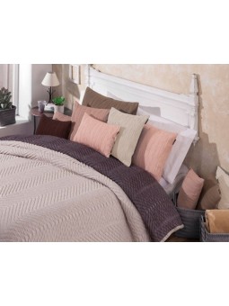 Colcha de jacquard gama alta de Manterol en liso y color beige.