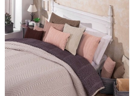 Colcha de jacquard gama alta de Manterol en liso y color beige.