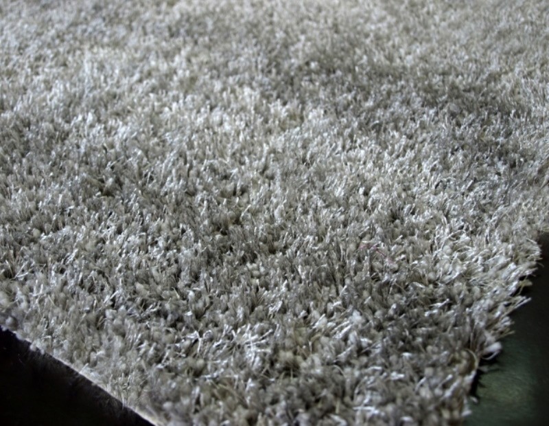 Alfombra de pelo en color liso gris lavable.