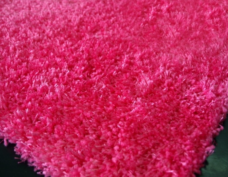 Alfombra de pelo en color liso fucsia lavable.