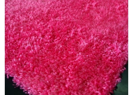 Alfombra de pelo en color liso fucsia lavable.