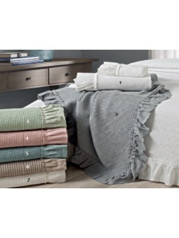 Manta lencera tipo plaid para poner a los pies de la cama con volante en color blanco, gris, verde, rosa, azul y beige.