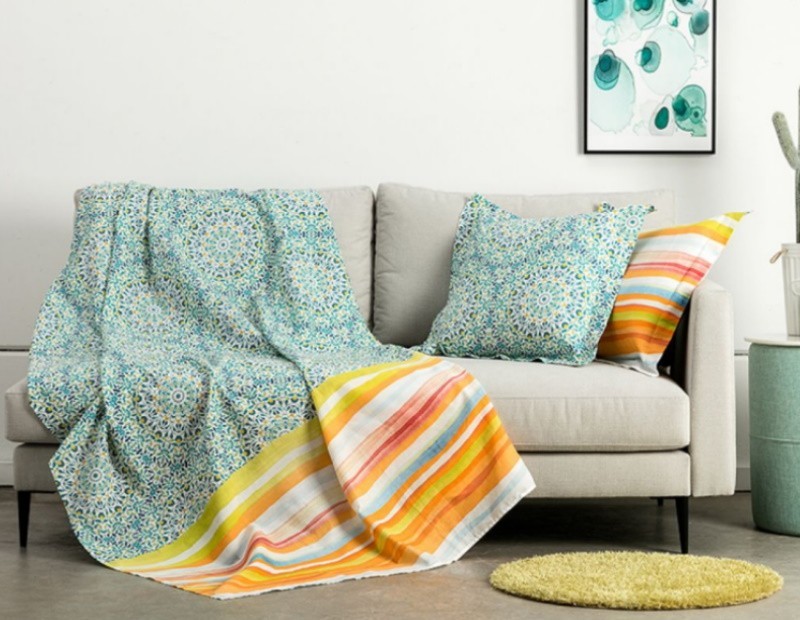 Cubre sofá de algodón en tonos coloridos, verdes azules, amarillos y naranjas