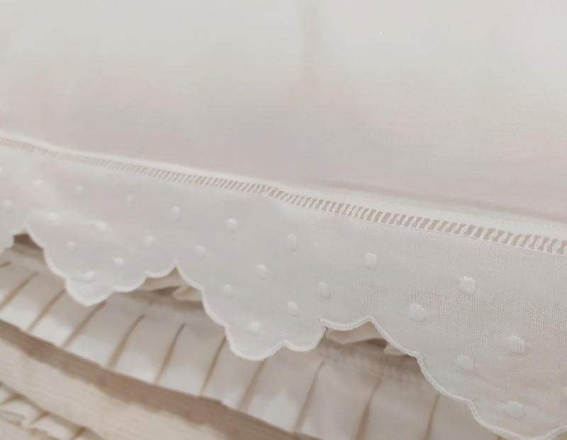 Funda de cojín lencera de topitos con volante en beige