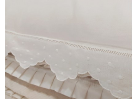 Funda de cojín lencera de topitos con volante en beige