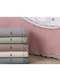 Funda de cojín Creta NE HOME de tejido gofrado de nido de abeja con puntilla en beige, blanco, natural, rosa, verde y gris.