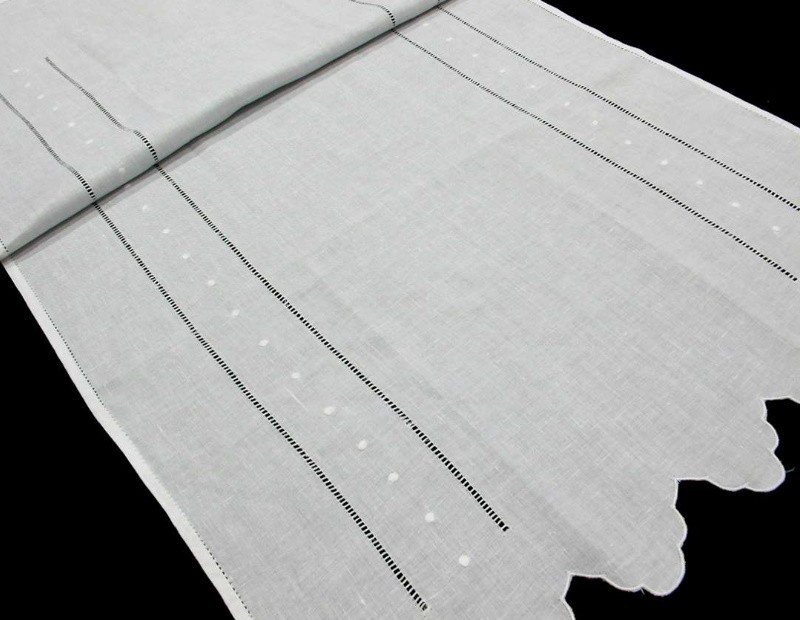 Cortina o visillo blanca de hoja de ventana con vainicas y bodoques bordados.