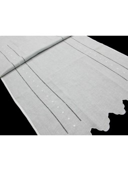 Cortina o visillo blanca de hoja de ventana con vainicas y bodoques bordados.