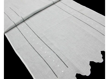 Cortina o visillo blanca de hoja de ventana con vainicas y bodoques bordados.