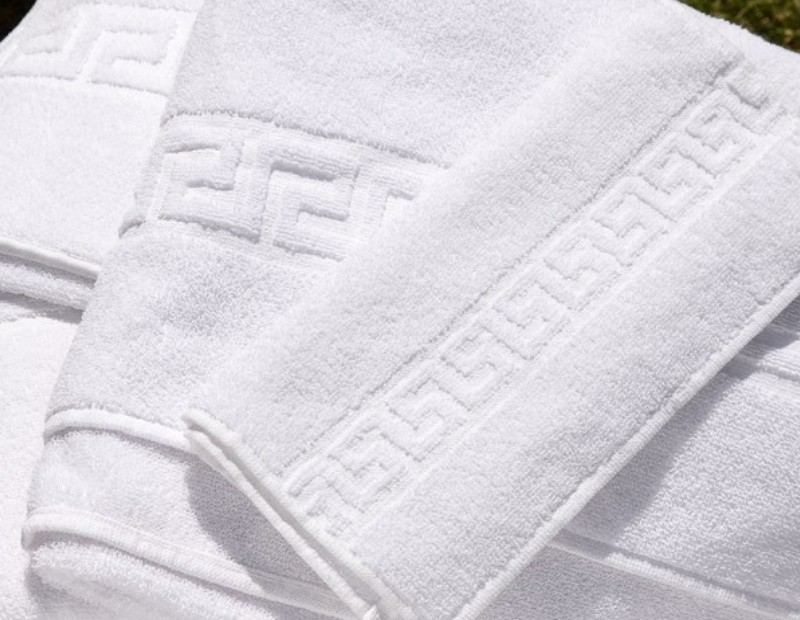 Alfombra de baño de algodón en color blanco con greca.